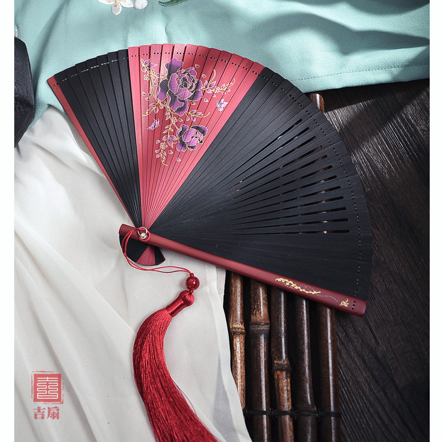 Artisanal Bamboo Folding Fan - Elegant,  Handcrafted,  and Classic Chinese Traditional Style for Hanfu,  Retro Qipao,  or Dance Performances