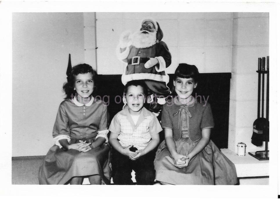 Christmas Kids FOUND Photo Poster painting Original b + w Snapshot SANTA CLAUS DD 910 19 G