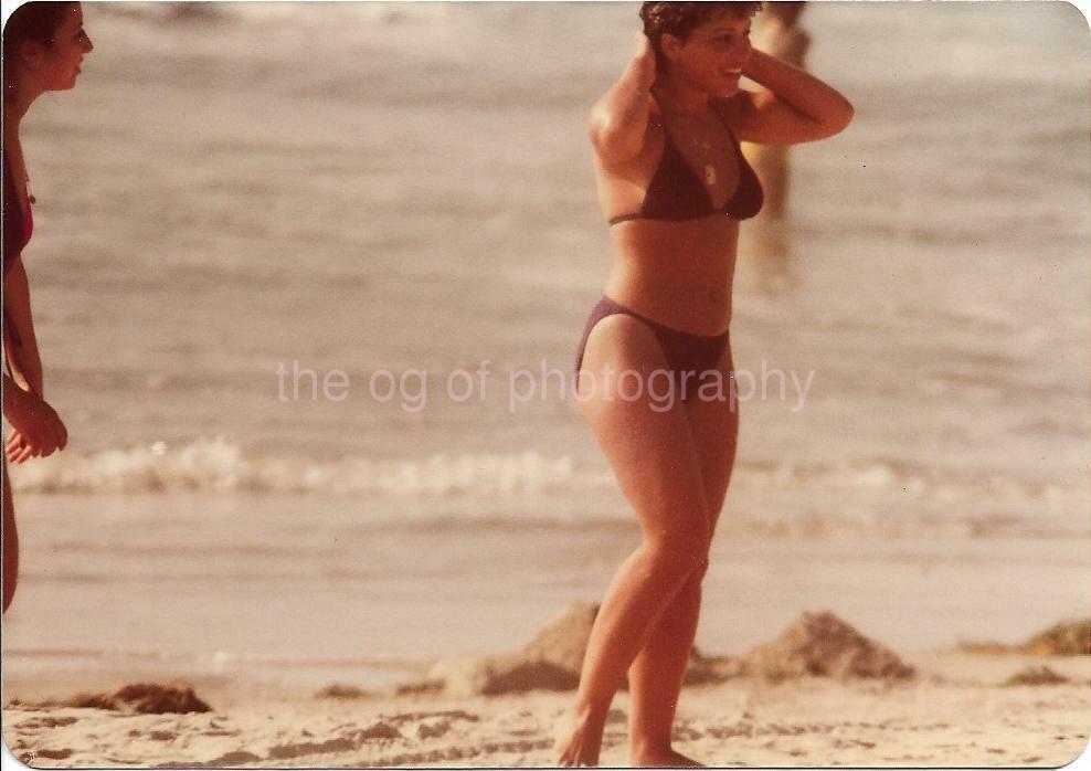 Bikini Girl VOYEUR FOUND Photo Poster painting Color PRETTY WOMAN Original Snapshot 70s 02 27 W