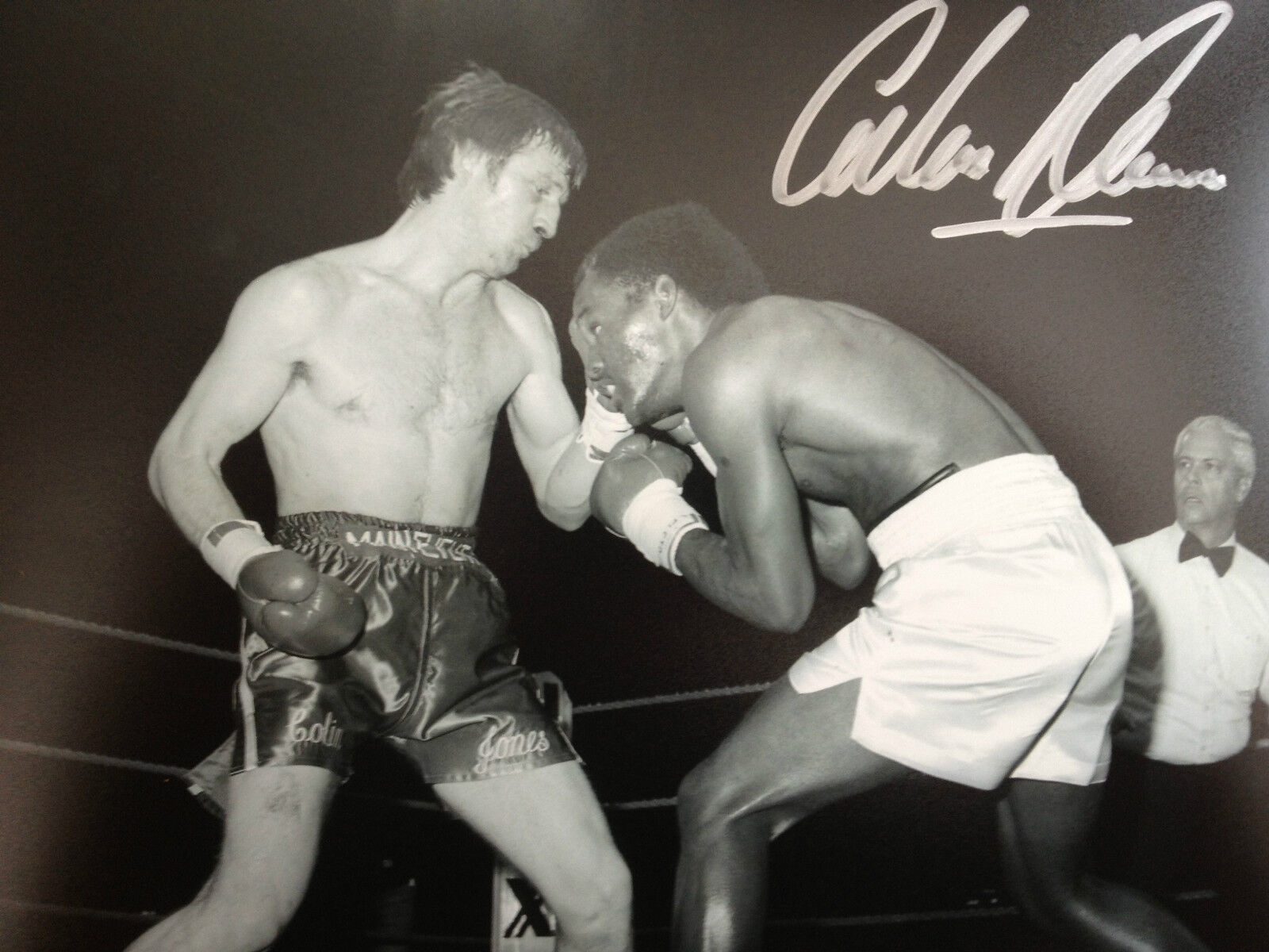 COLIN JONES - GREAT WELSH BOXER - EXCELLENT SIGNED B/W ACTION Photo Poster paintingGRAPH