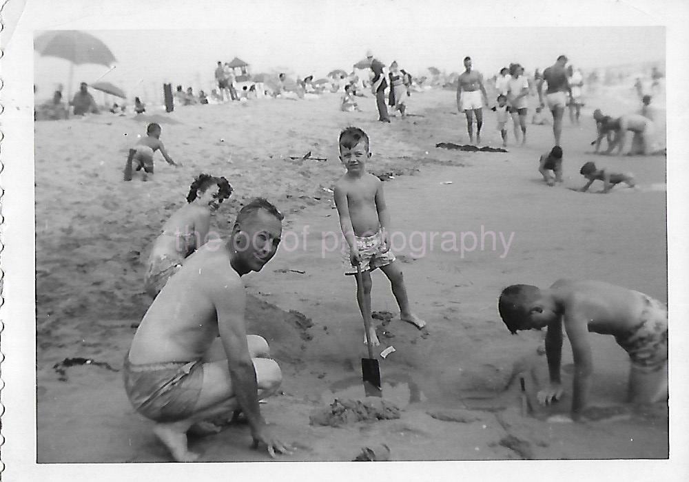 Vintage FOUND Photo Poster paintingGRAPH Black And White A DAY AT THE BEACH Original 112 26 E