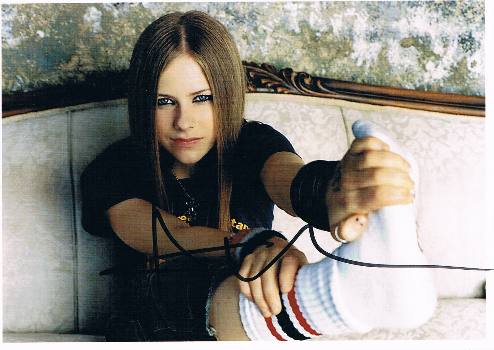 Avril Lavigne 1984- genuine autograph IN PERSON signed 5x7