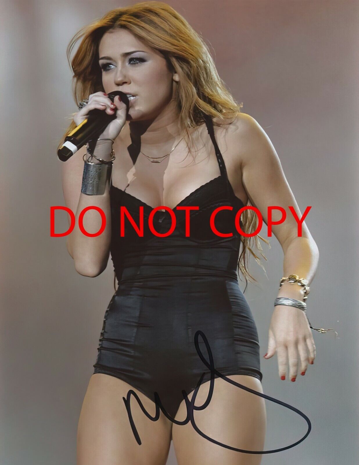 Miley Cyrus - Autographed Signed 8 x10 Photo Poster painting (Party In The U.S.A.) Reprint