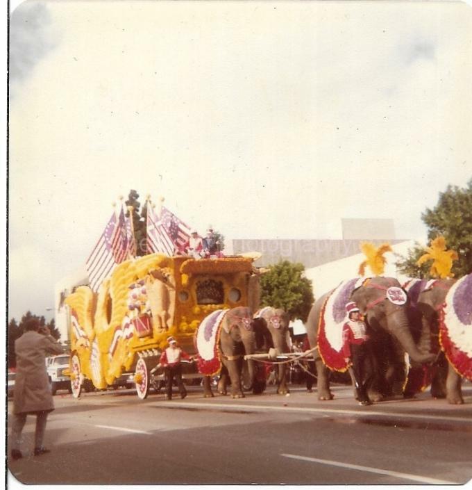 FOUND Photo Poster paintingGRAPH Color CIRCUS IN TOWN Original 1970′s PARADE 112 26 G