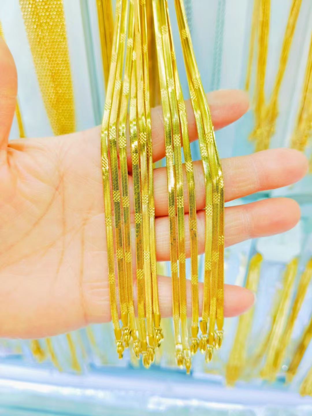 Interchangeable chains that can be worn as a minimalist necklace.