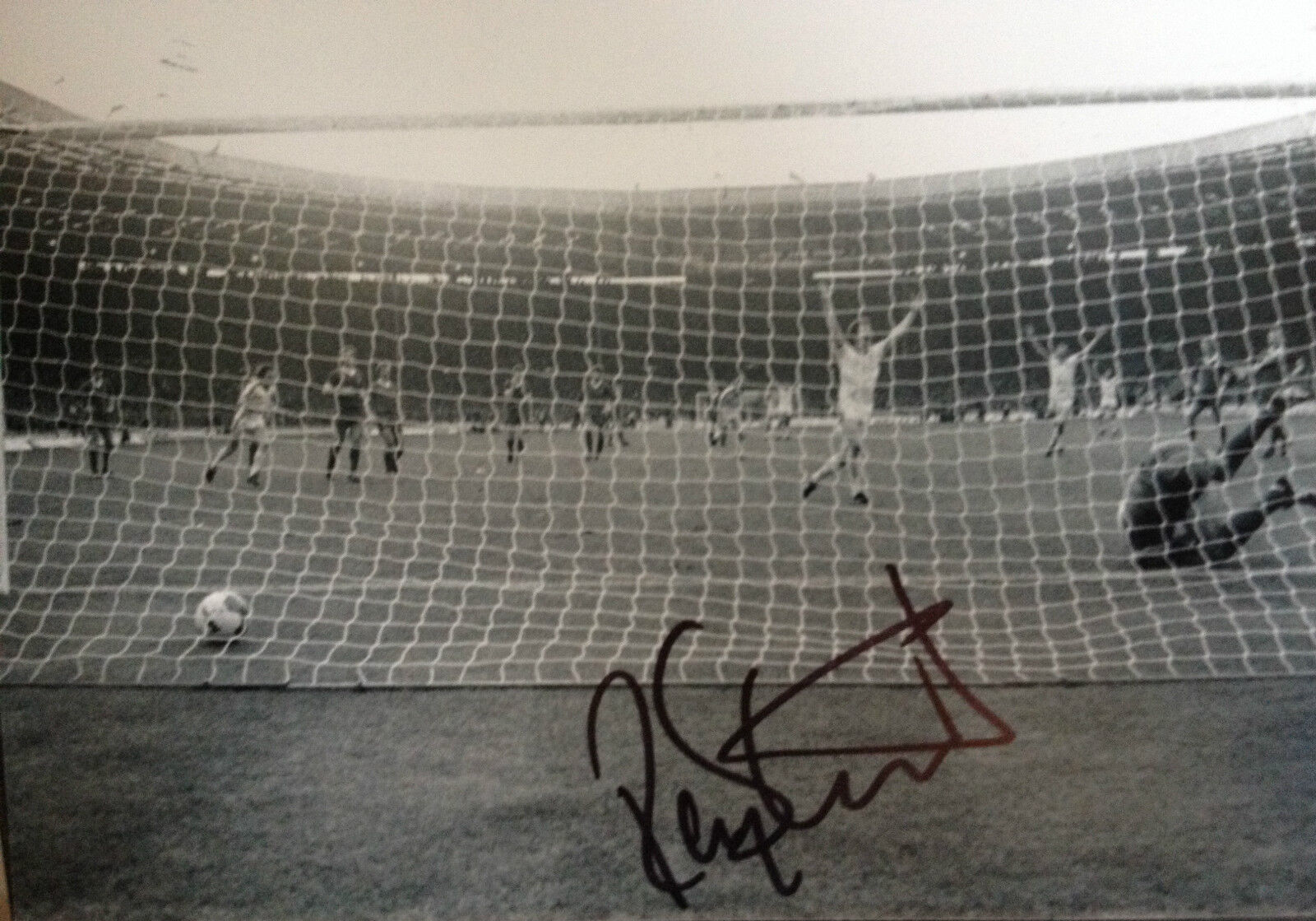 RAY STEWART - WEST HAM UNITED LEGEND - SIGNED LEAGUE CUP FINAL GOAL Photo Poster paintingGRAPH