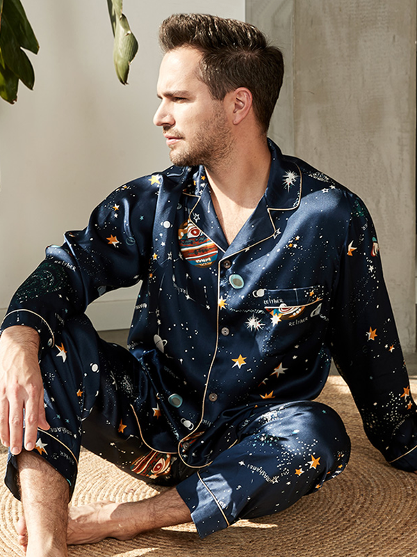 22 MOMME Pyjama en soie classique à manches longues imprimé univers homme Bleu
