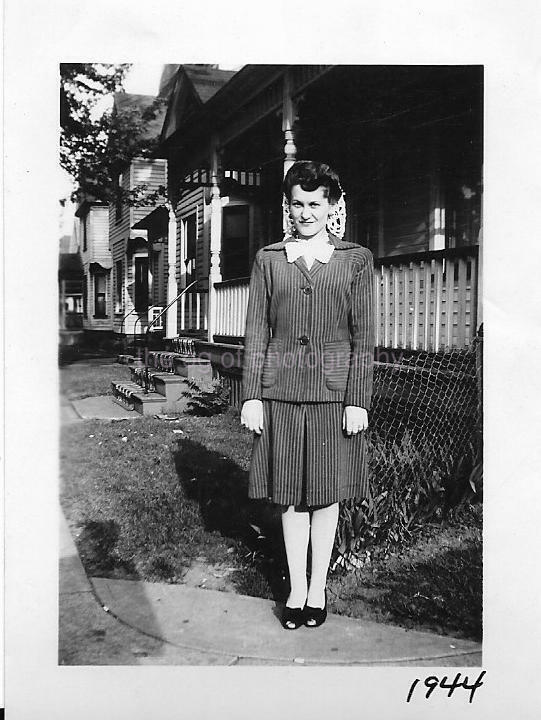 1940s Vintage BLACK AND WHITE FOUND Photo Poster painting Original WW2 ERA WOMAN Snapsho 05 10 U