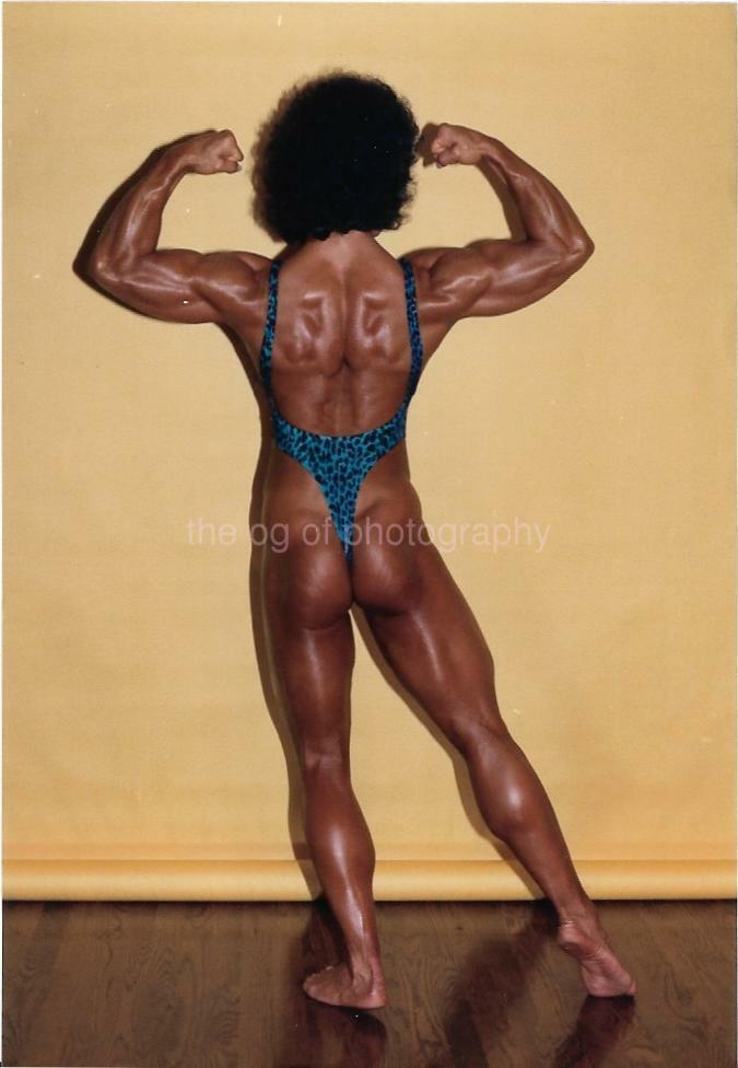 PRETTY BUFF WOMAN found Photo Poster painting MUSCLE GIRL Color PORTRAIT EN 110 31 S