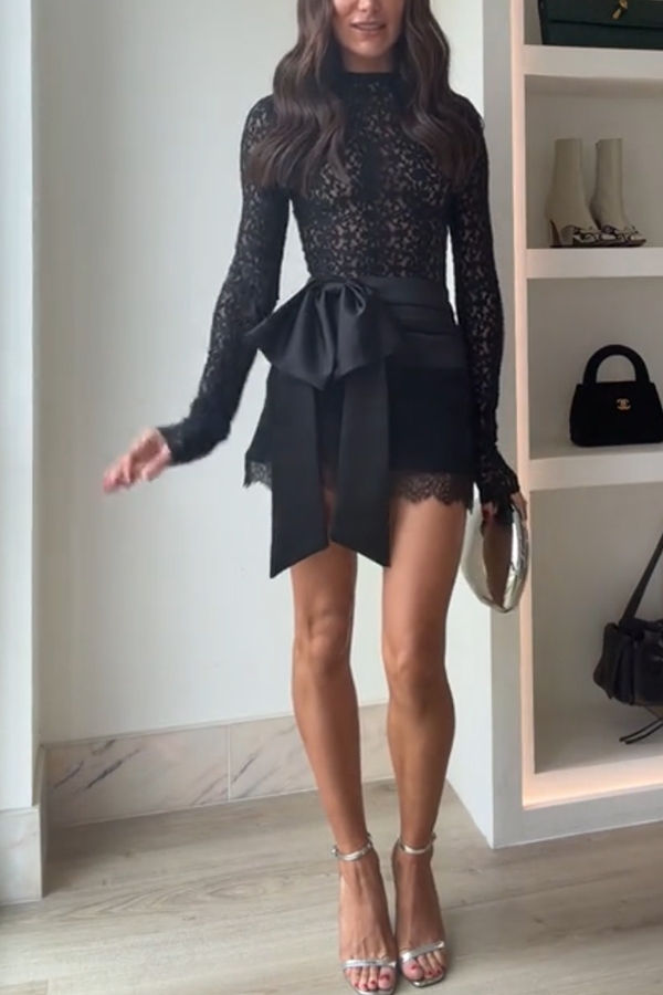 Anna Satin Bow Appliqu&eacute; Mid Rise Lace Hem Mini Skirt
