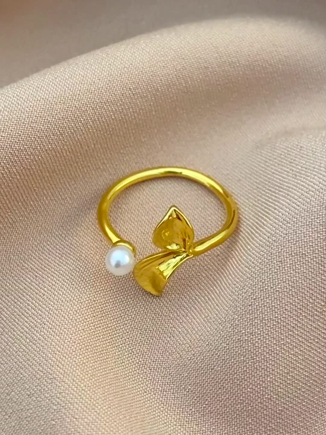 Leaf pearl open-ended gold-plated ring