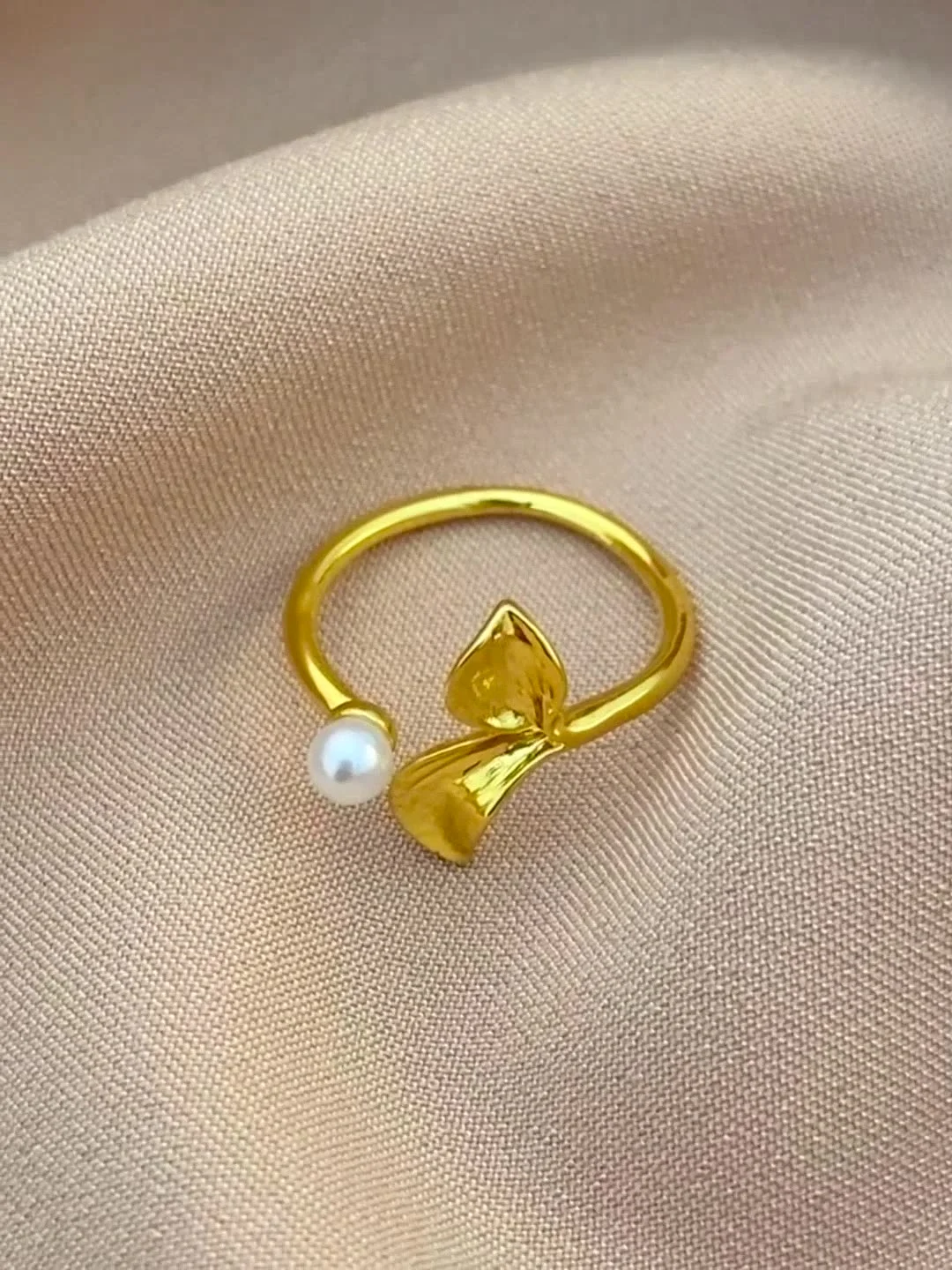 Leaf pearl open-ended gold-plated ring