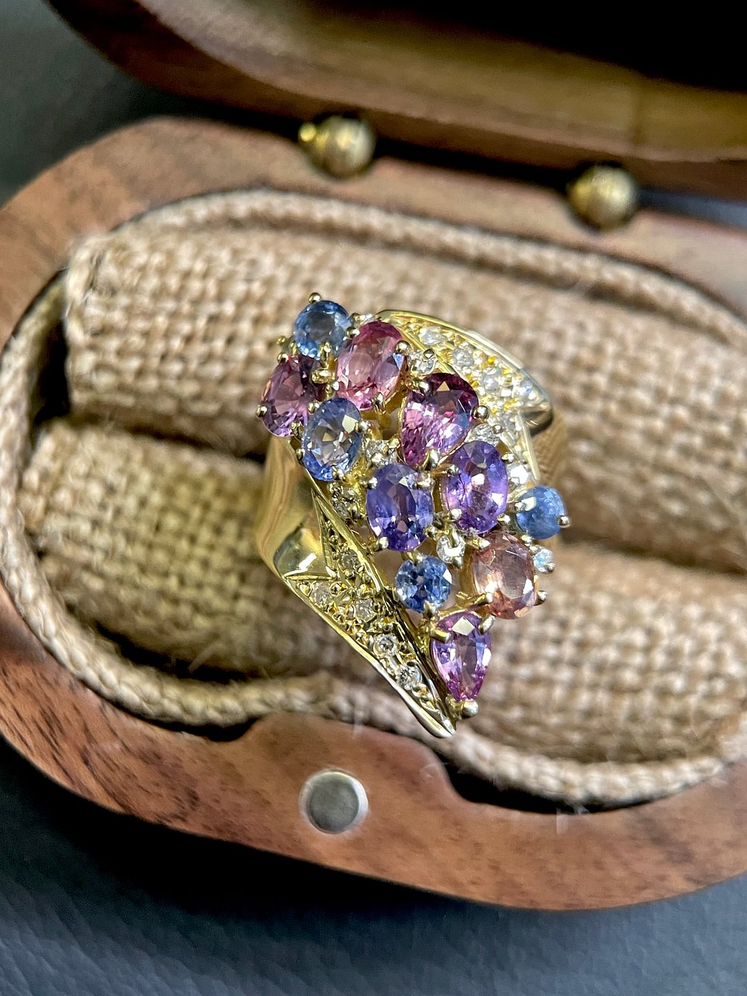 S239 多彩蓝宝石钻石18k金戒指，蓝宝石共3.65ct 钻石，0.30ct ，10.4g，14码【时髦有个性】