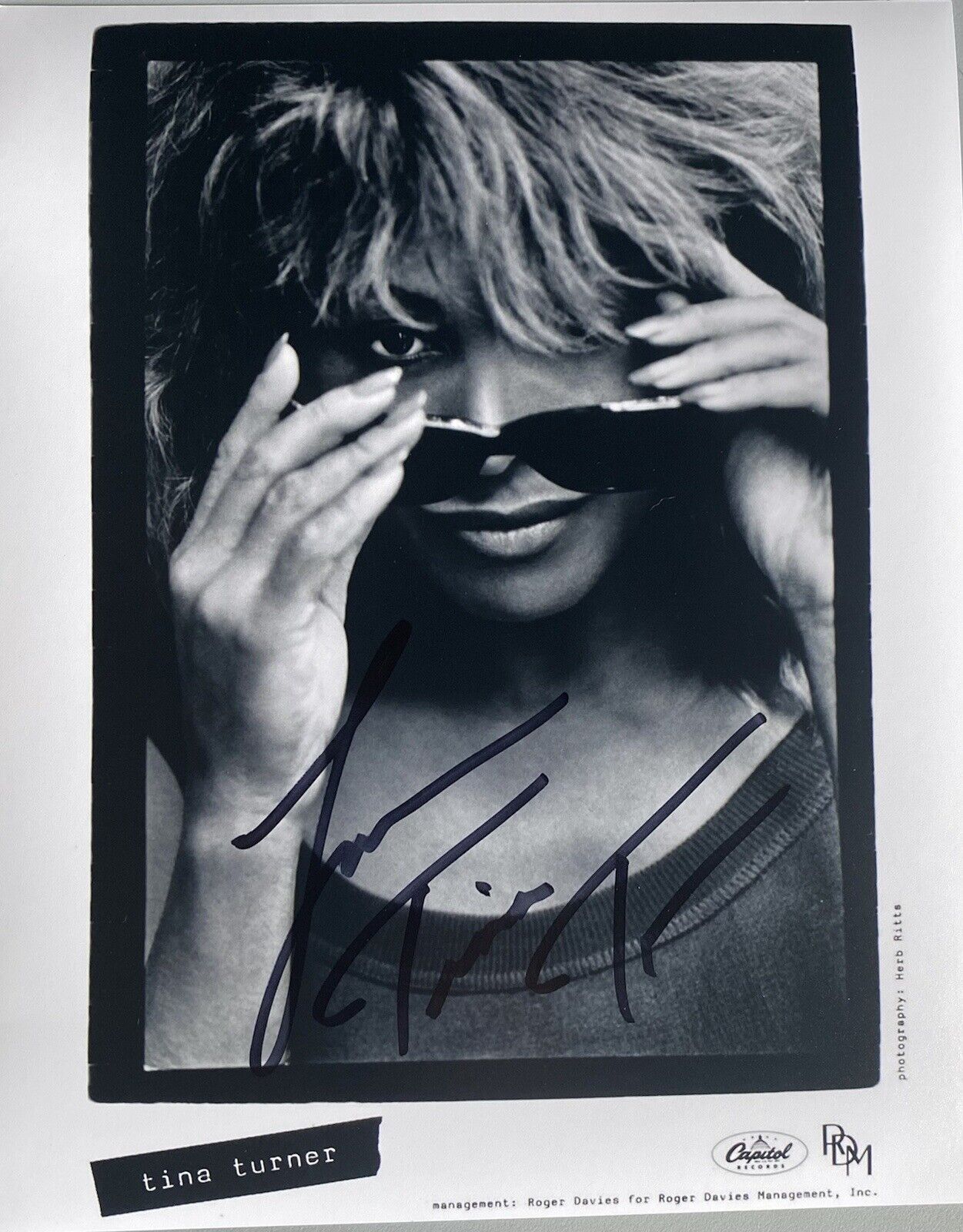 Tina Turner Signed Autographed 8x10 Bxw Photo Poster painting Sexy , Beautiful RELIST NPB