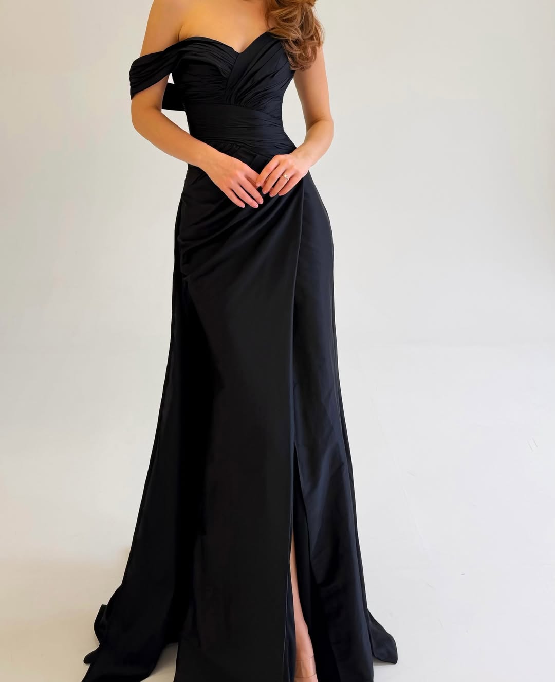 Lussooy Chic Black Off the Shoulder Sweetheart A Line Long Prom Dress with Split 