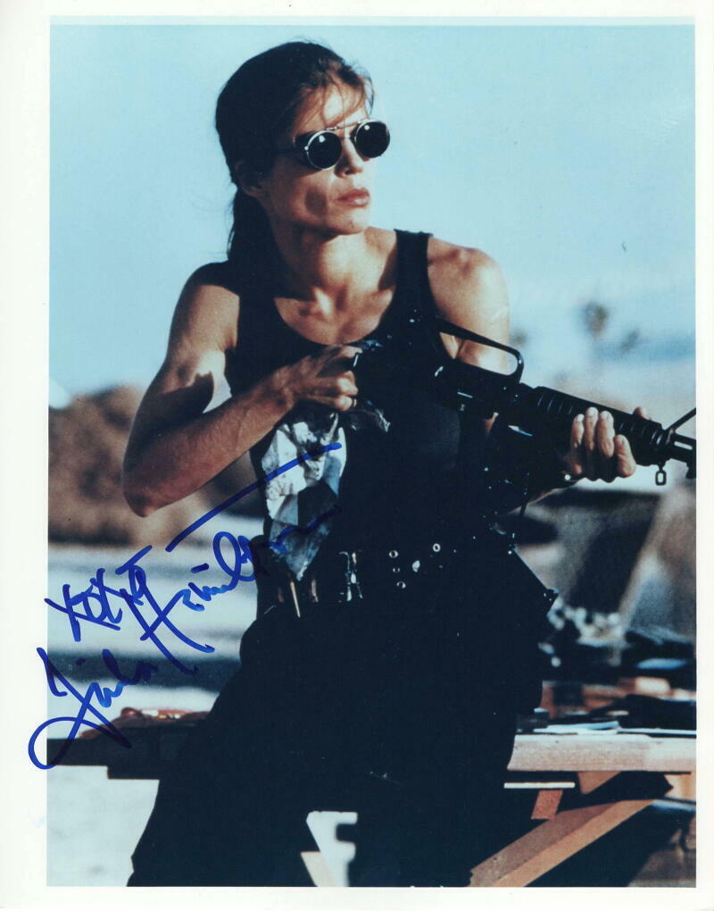 LINDA HAMILTON SIGNED AUTOGRAPH 8X10 Photo Poster painting - SEXY SARAH CONNOR W/ GUN TERMINATOR