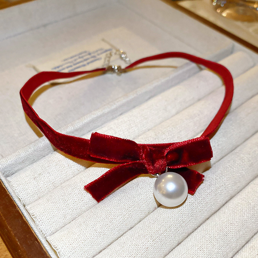 Flocked bow pearl necklace retro and elegant unique and versatile clavicle chain light luxury and high-end necklace for women