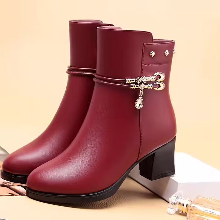 Botas curtas femininas de cano curto em material sint&eacute;tico, nas cores bord&ocirc; e preto, com franjas, salto grosso, ideais para o inverno. Botas elegantes com fechamento em z&iacute;per, bico redondo, perfeitas para festas, casamentos e uso di&aacute;rio. Modelo "mom boots" (botas estilo "coisa de m&atilde;e").