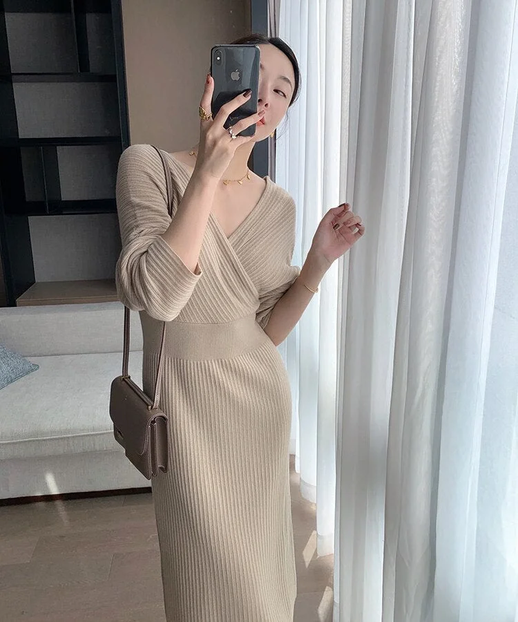 2021 Women's Autumn Winter New Retro Temperament V-neck Sexy Backless Slim Knitted Dress