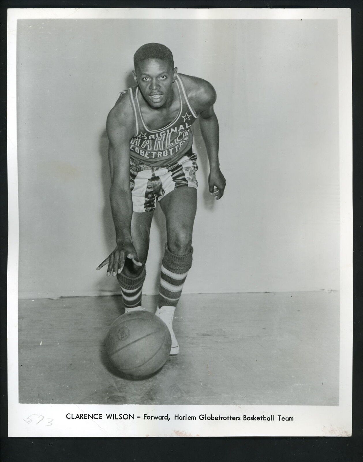 Clarence Wilson 1960 Harlem Globetrotters Press Photo Poster painting dribbling pose