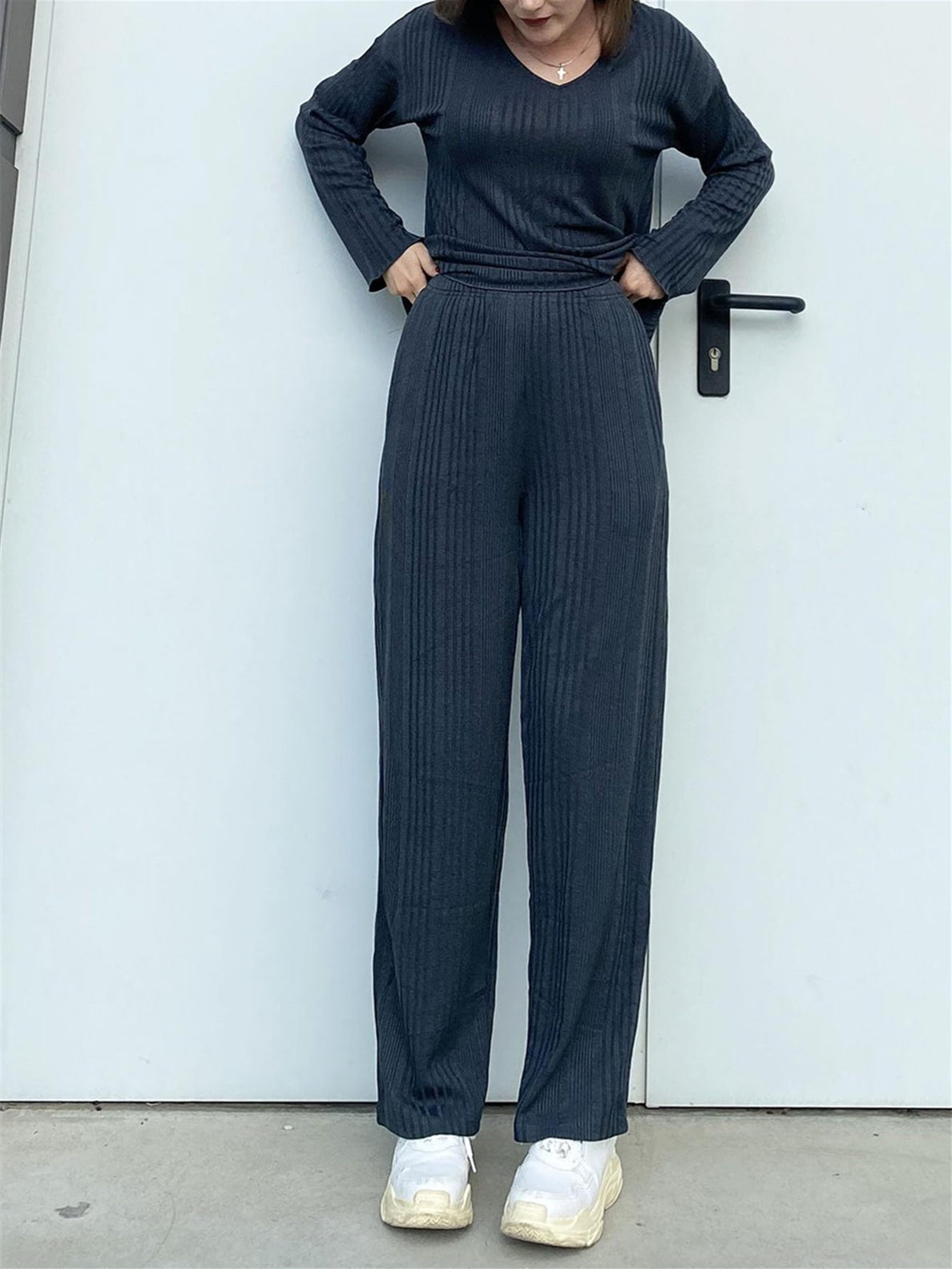 Women Half Sleeve V-neck Solid Color Dress