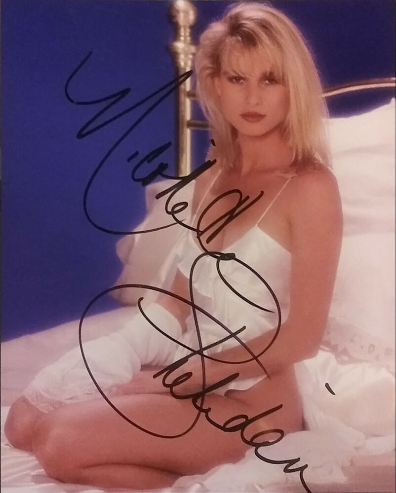 Nicollette Sheridan signed 8x10