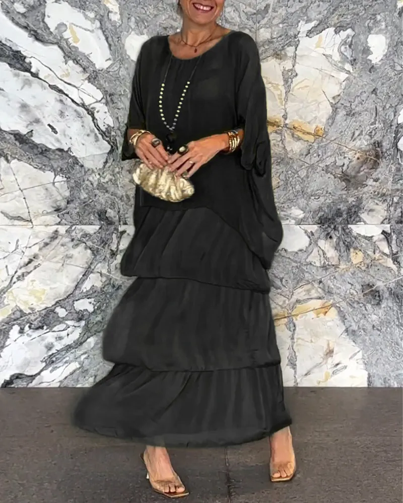Frau trägt lockeres Kleid im künstlerischen Stil