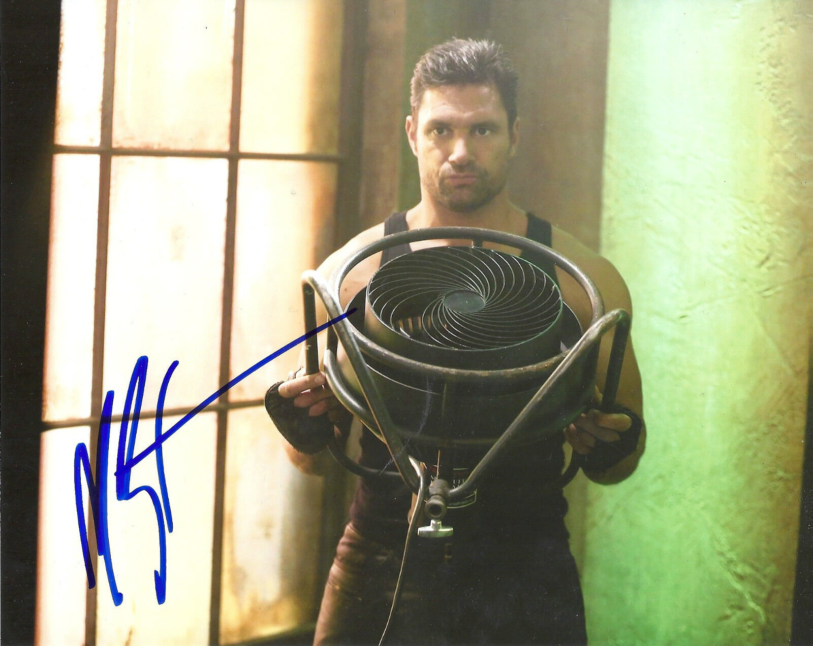 MANU BENNETT 'ARROW' SLADE WILSON SIGNED 8X10 PICTURE *COA *PROOF 1