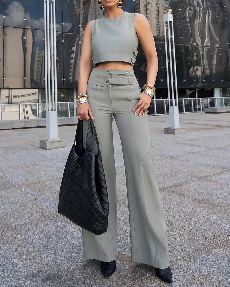 Sleeveless solid color two piece suit