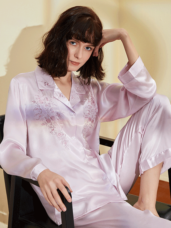 22 MOMME Pyjama en soie classique brodé floral Violet
