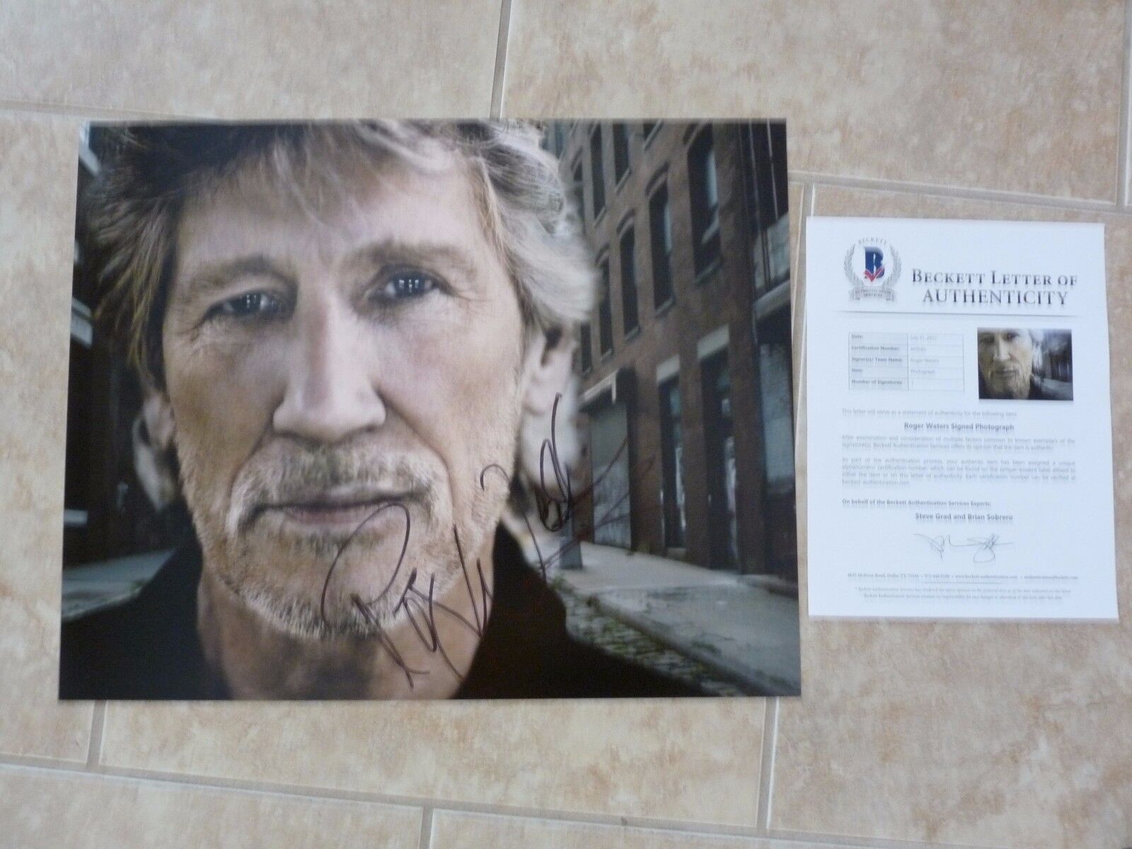 Roger Waters Pink Floyd Signed Autographed 16x20 Photo Poster painting Beckett Certified