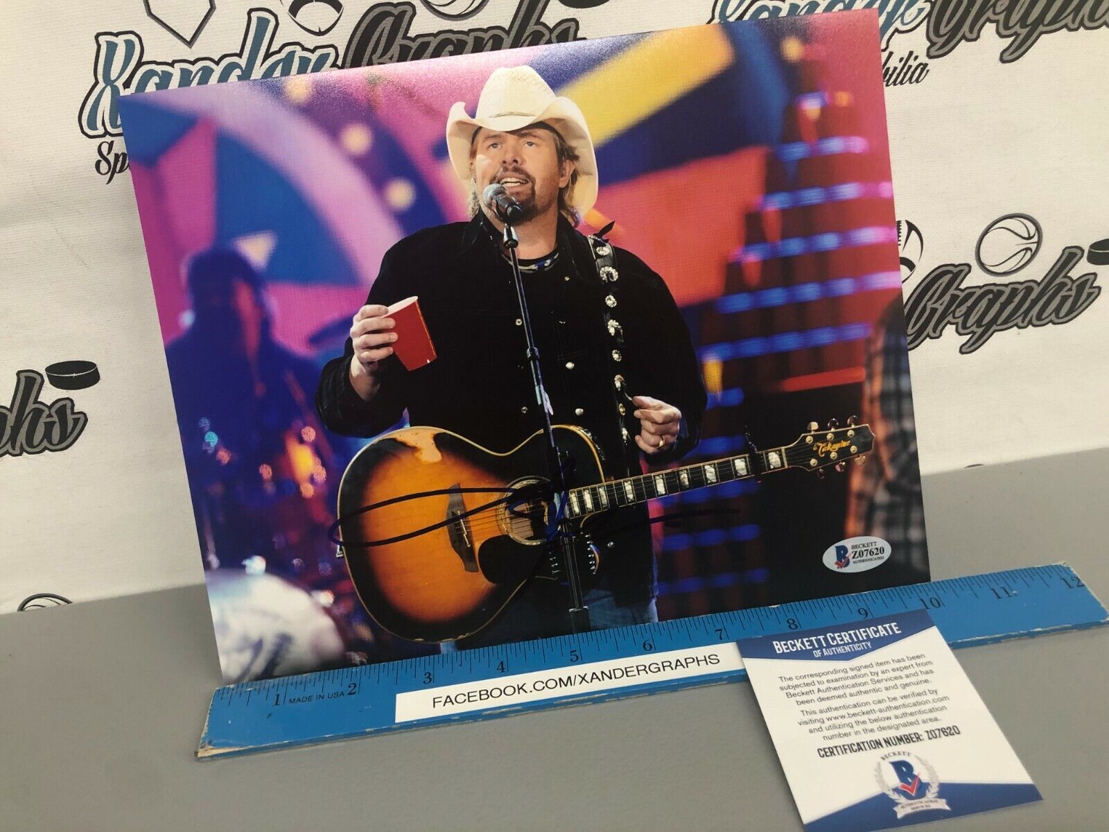 TOBY KEITH COUNTRY BOOMTOWN SIGNED AUTOGRAPHED 8X10 Photo Poster paintingGRAPH-BECKETT BAS COA