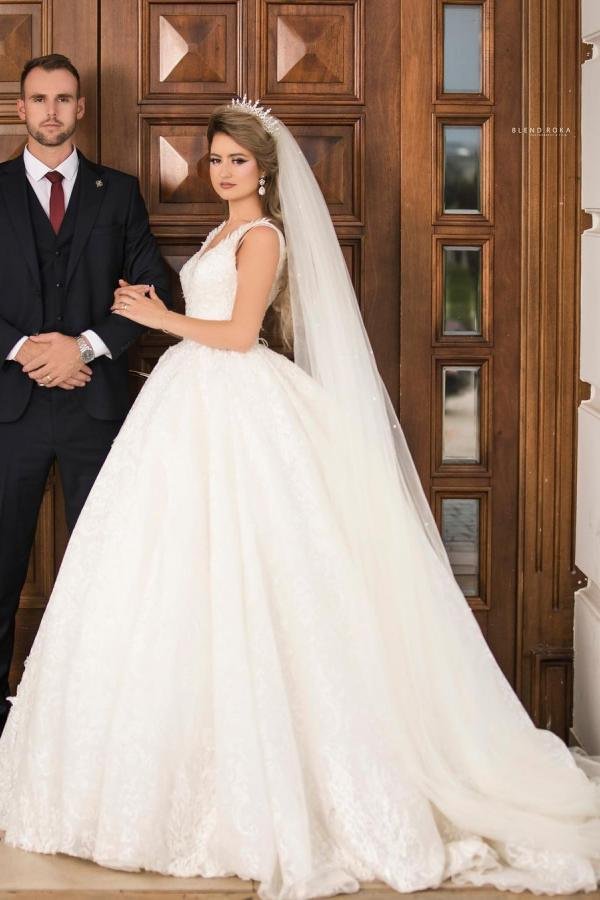 Chic Princess V-neck Long Wedding Dress With Tulle Lace | Ballbellas Ballbellas