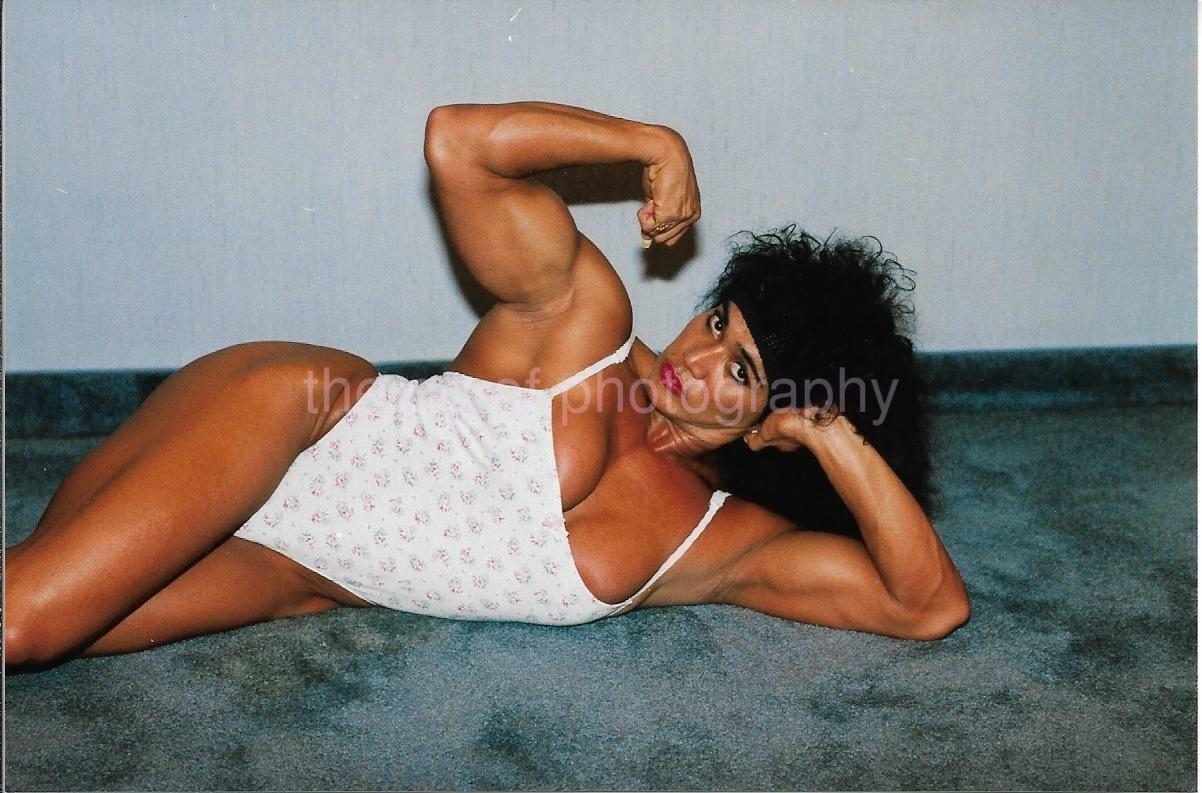 MUSCLE WOMAN 80's 90's FOUND Photo Poster painting Color FEMALE BODYBUILDER Original EN 17 5 M