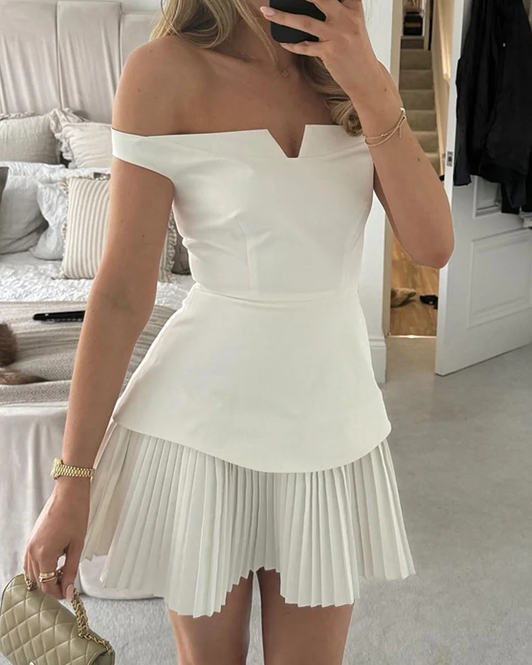 One-shoulder solid color pleated mini dress