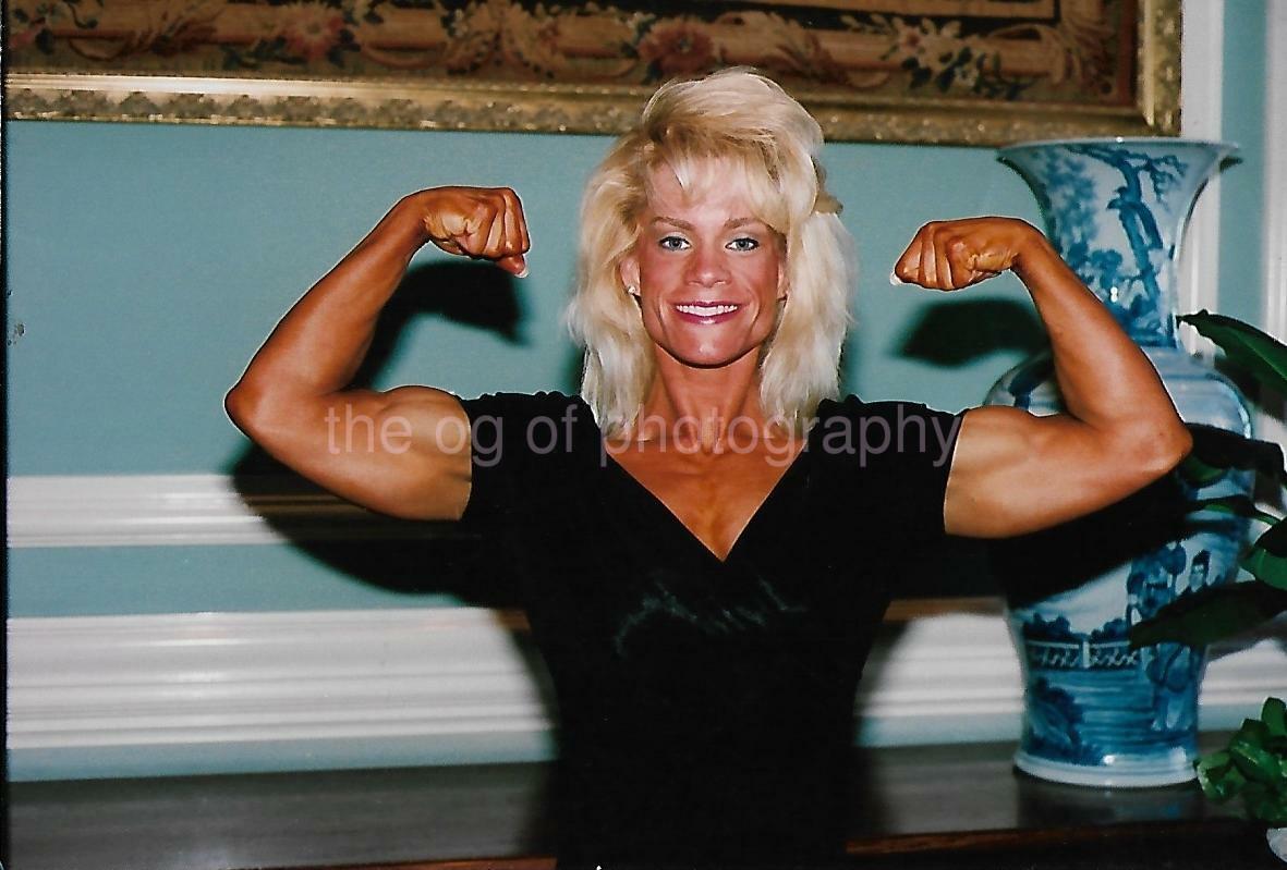 FEMALE BODYBUILDER 80's 90's FOUND Photo Poster painting Color MUSCLE GIRL Original EN 16 27 I