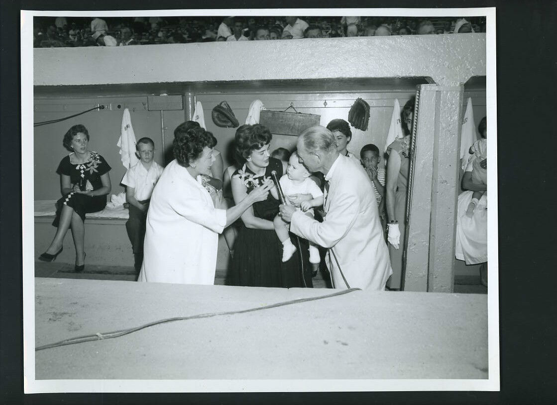 Red Barber 1960 Press Photo Poster painting player's wives and children in Yankees dugout