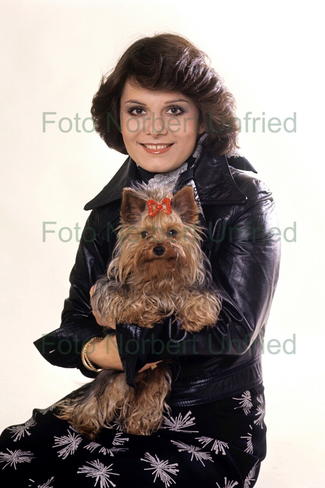 Marianne Rosenberg Avec Yorkshire Terrier 20 X 30 CM Photo Poster painting Sans Autographe ( Nr