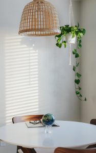 Globe Terrestre avec Nuages Mova Posé sur un table