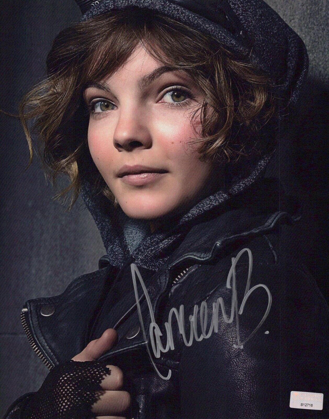 Gotham 8x10 TV series Photo Poster painting signed by Carmen Bicondova