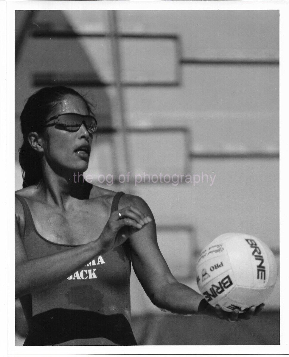 8 x 10 FOUND Photo Poster paintingGRAPH Vintage B + W PRO VOLLEYBALL GIRL Original 22 49 I