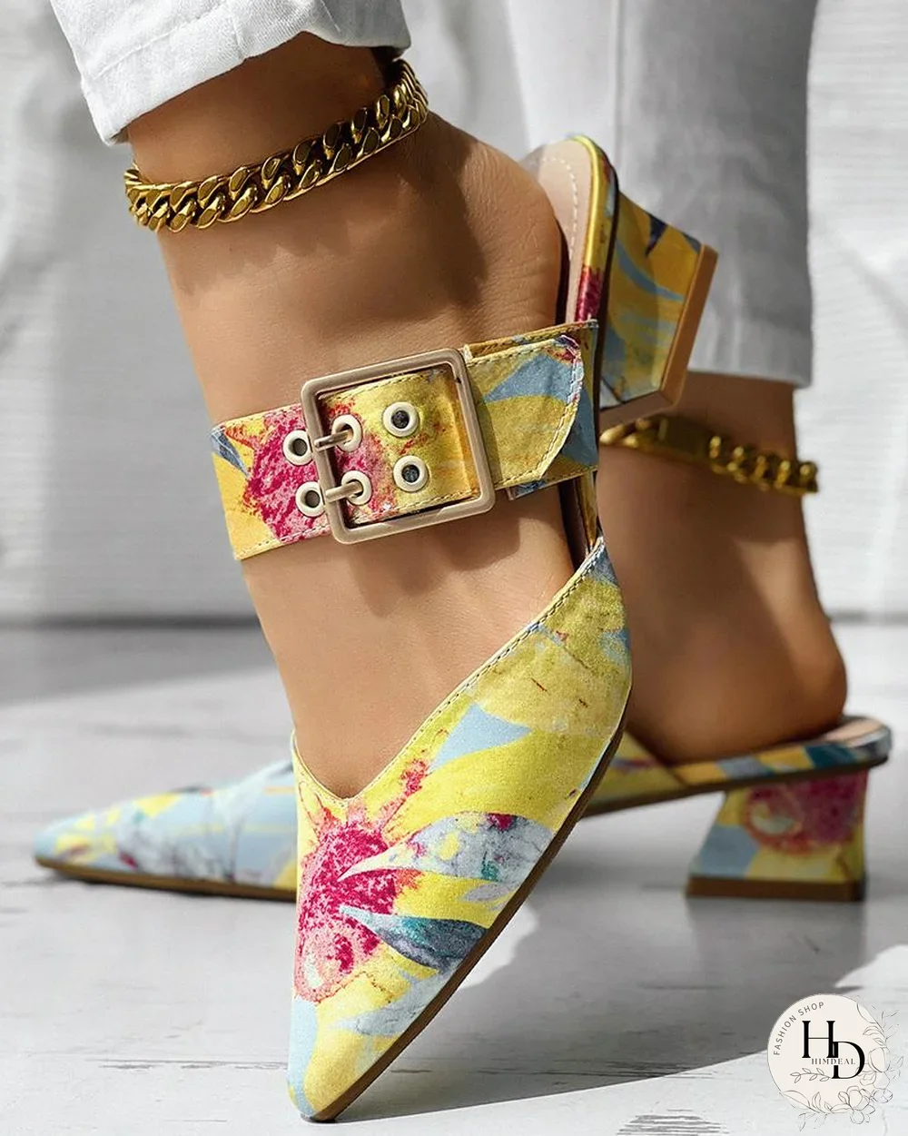 Sandalias gruesas con punta en punta y hebilla con estampado de plantas