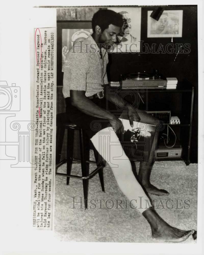 Press Photo Poster painting Seattle Supersonic Spencer Haywood with Injured Knee, Washington