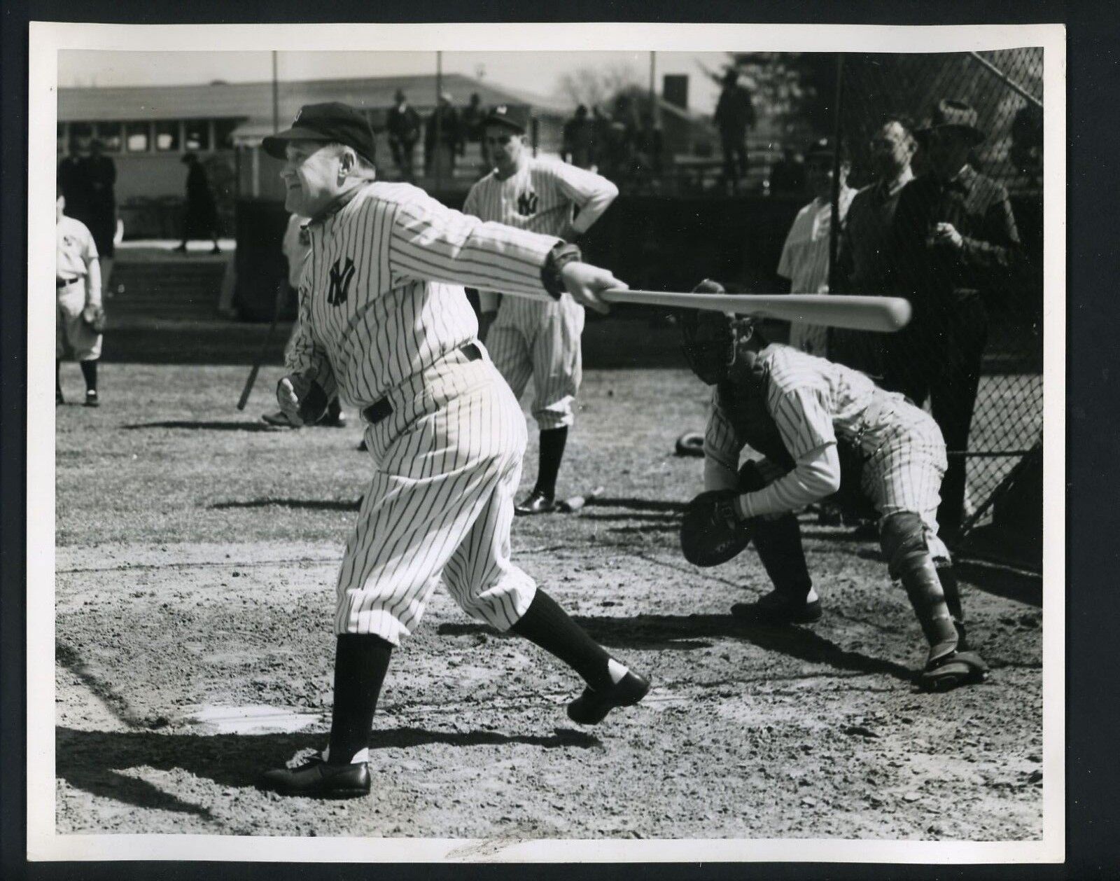 Joe McCarthy takes batting practice 1930's Press Original Photo Poster painting Yankees archives