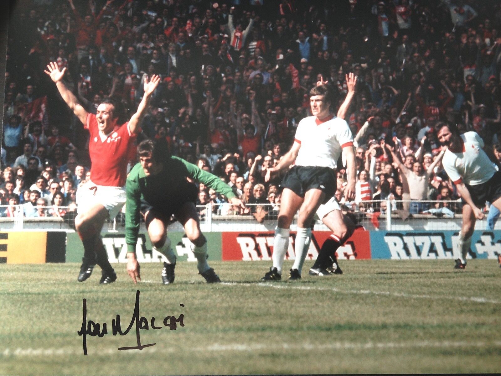 LOU MACARI - MANCHESTER UNITED GOAL v LIVERPOOL - SIGNED COLOUR Photo Poster paintingGRAPH