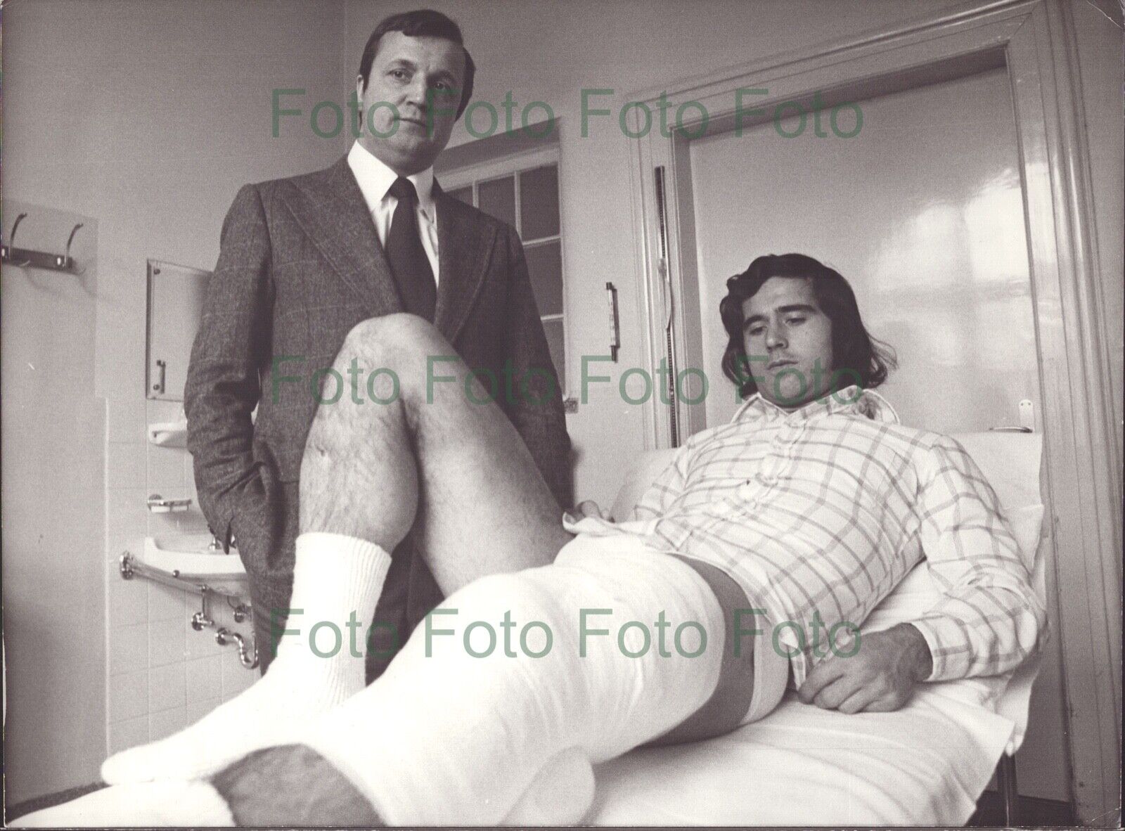 Gerd Müller mit Manager Nehl 1973 mit Gips Fu?ball Vintage Pressefoto (TV-2311+