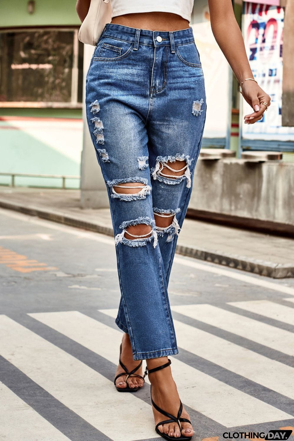 Distressed Buttoned Jeans with Pockets