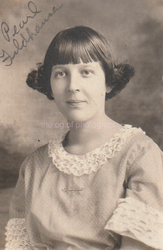 Found Photo Poster painting GIRL FROM.BACK IN THE DAY bwPortrait VINTAGE 86 22 C