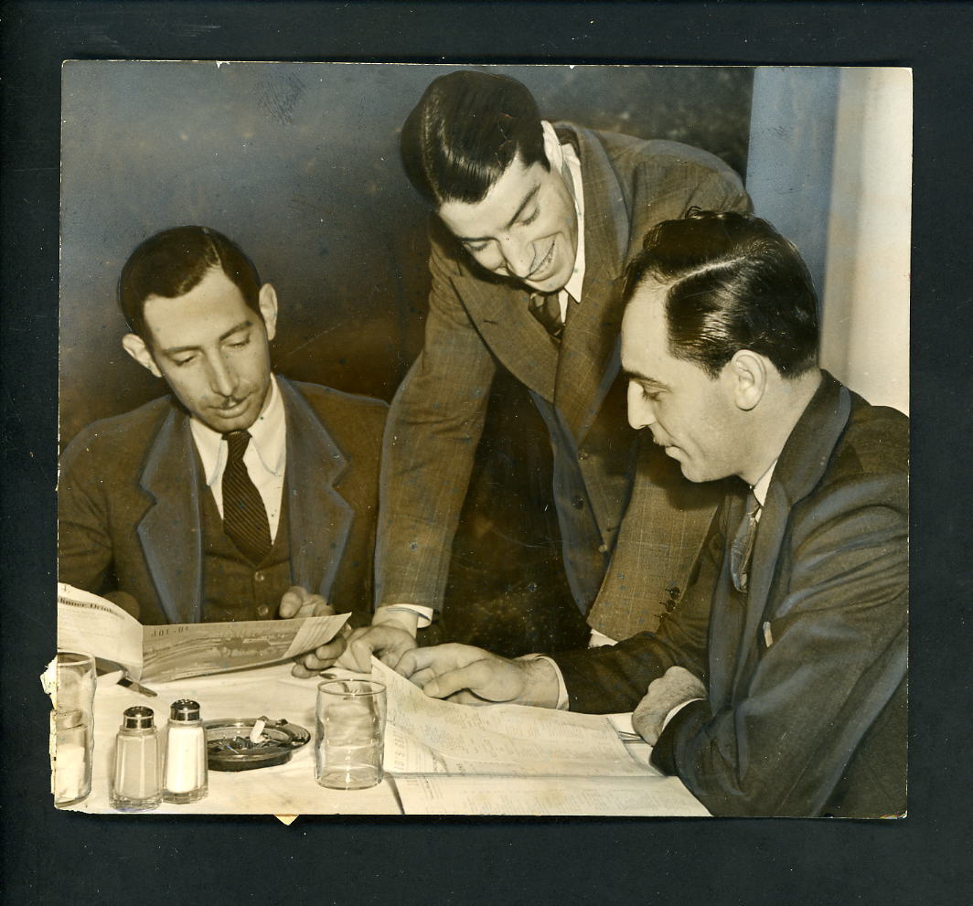 Joe DiMaggio with customers at his SF restaurant Grotto Press Photo Poster painting Yankees