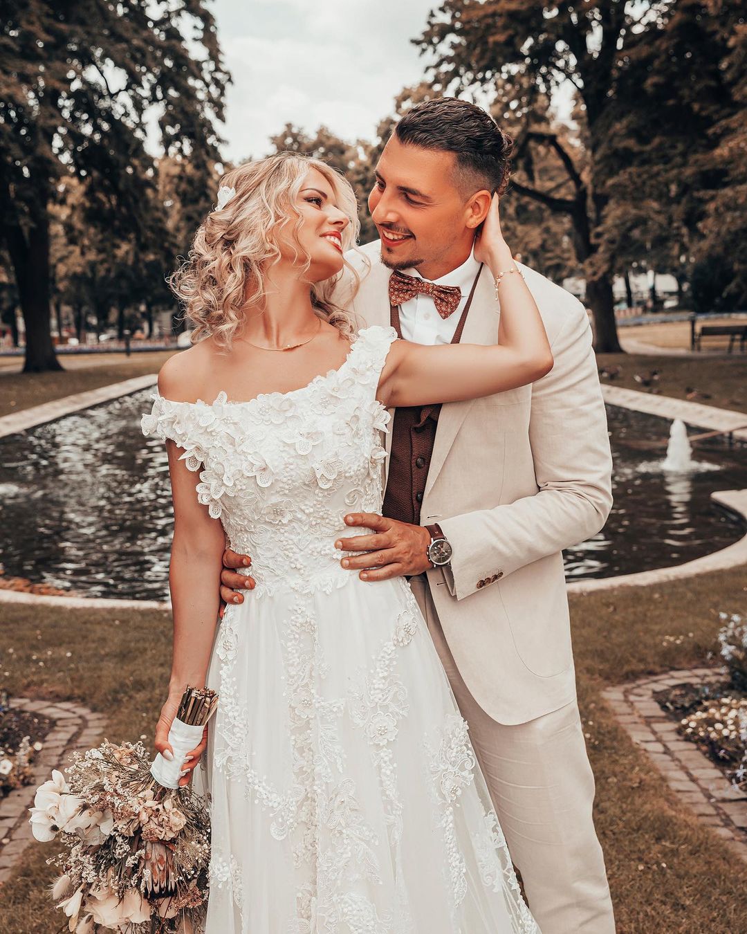 Daisda Long A-line Off-the-shoulder 3D Flroal Wedding Dress With Lace Appliques